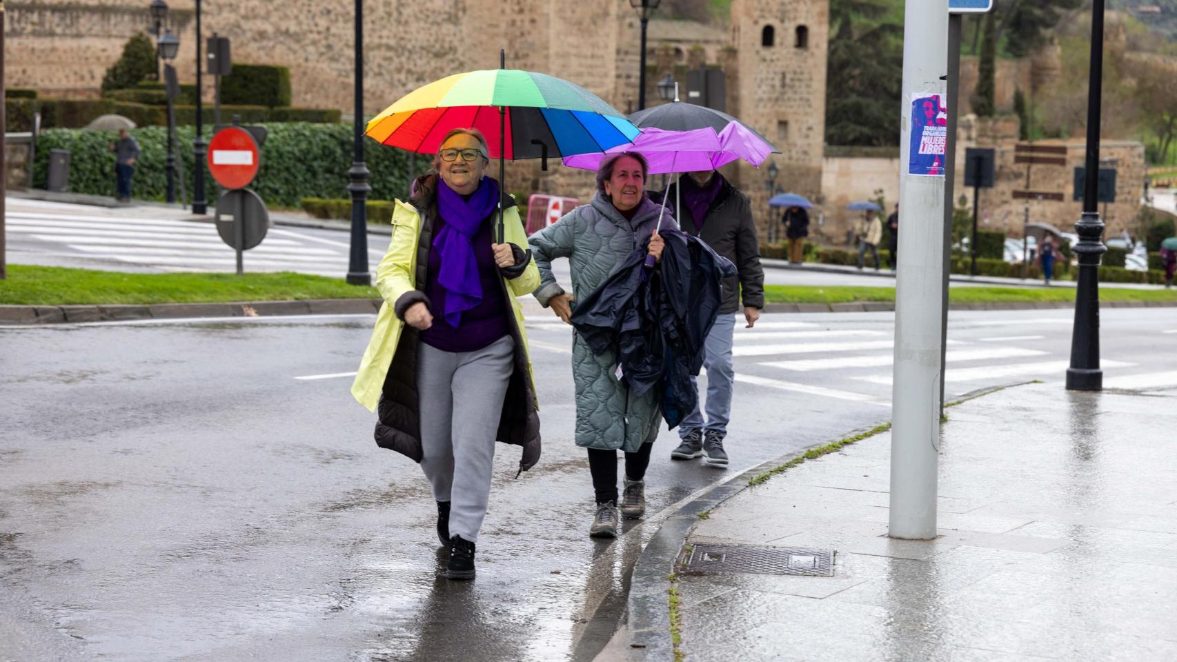 Dos mujeres caminando bajo la lluvia en Toledo.