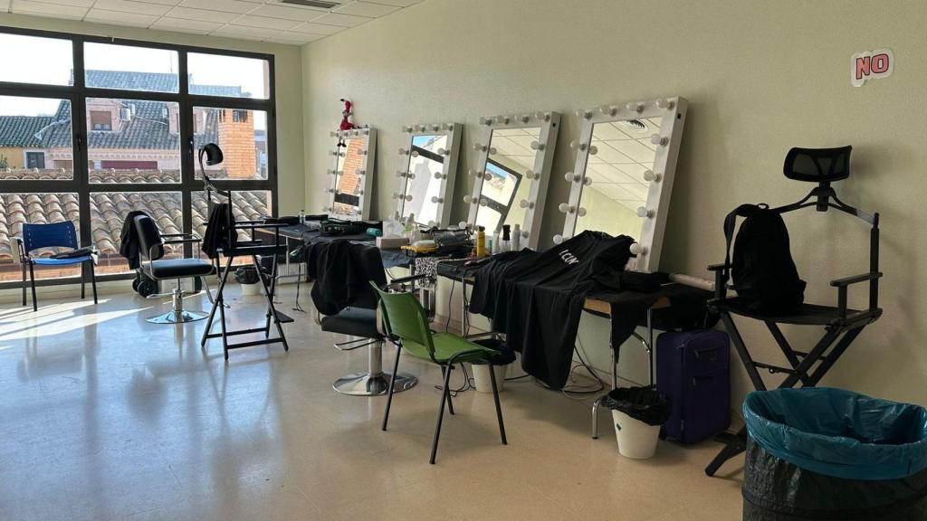 Camerinos instalados en Santa Olalla para el rodaje de la serie de Javier Cámara.