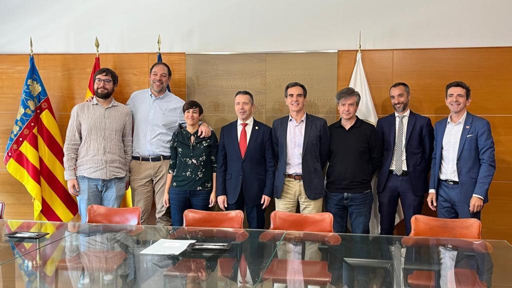 Responsables de la Universitat Politècnica de Valéncia (UPV) junto a los investigadores que han impulsado el nacimiento de Colibri Biomed.