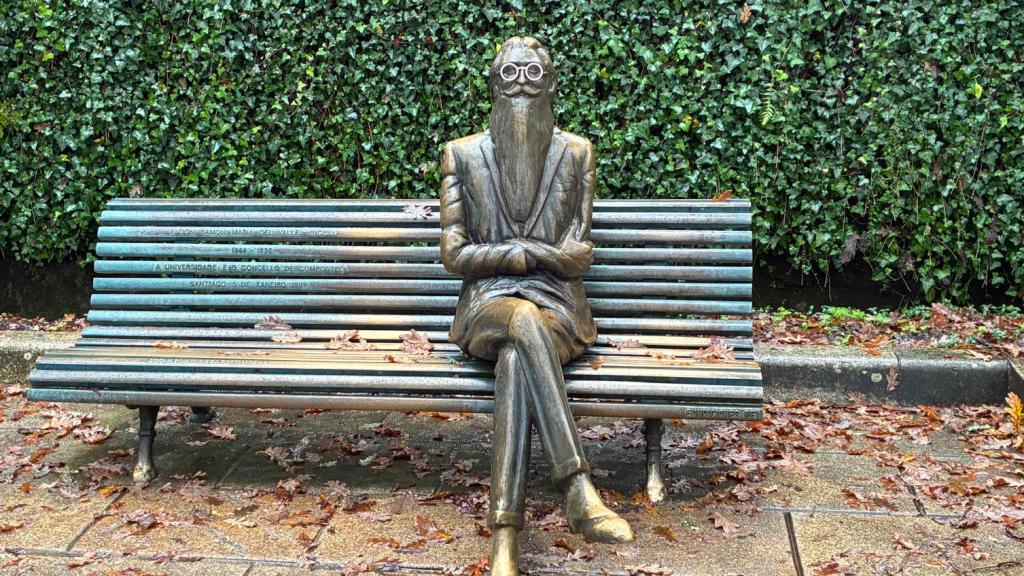 Estatua de Valle Inclán en la Alameda de Santiago