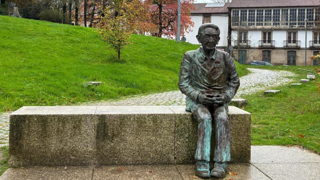 Díaz Pardo mirando a su rúa das Hortas en la Alameda