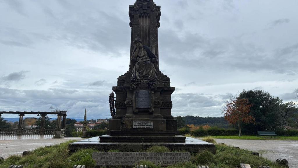 Monumento a Rosalía de Castro en la Alameda de Santiago