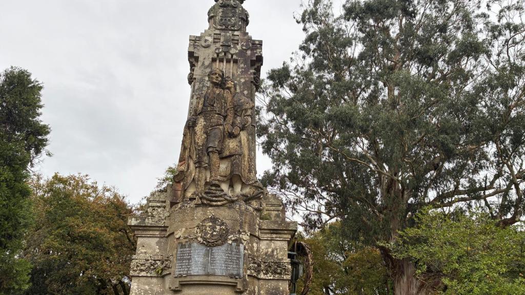 Algunos de los motivos del monumento de Rosalía de Castro