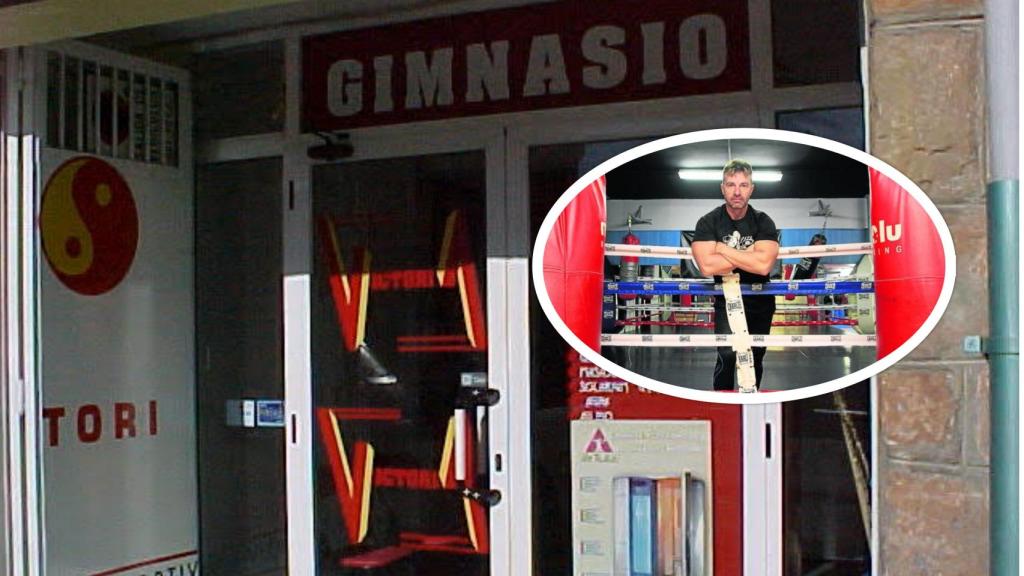 imagen del cierre del centro junto a su dueño Juan Carlos García