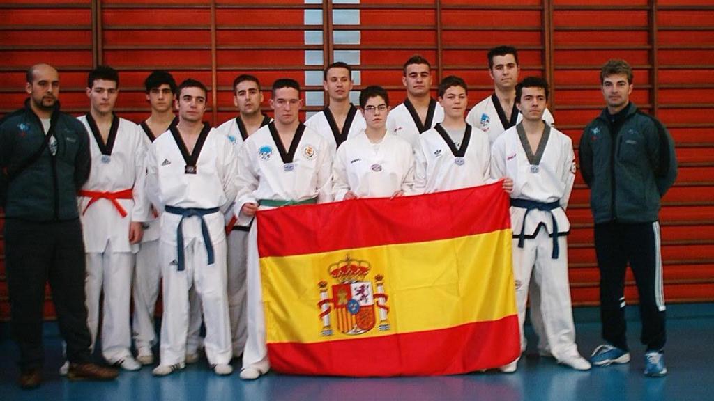 Varios alumnos del centro representando a España