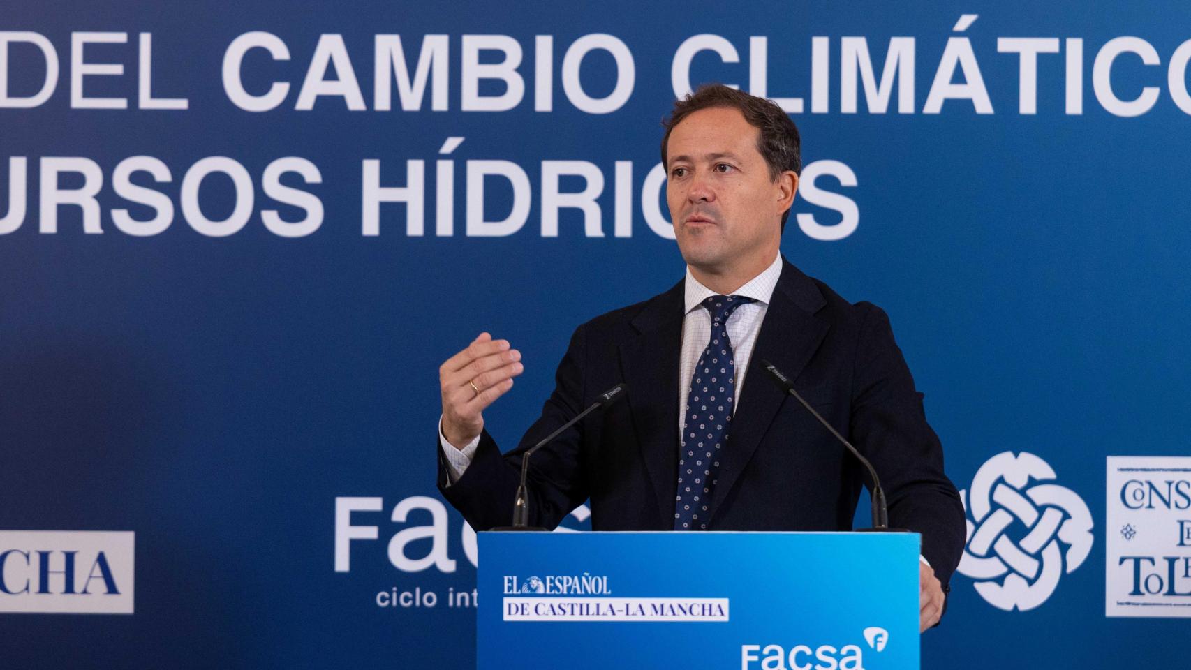 El alcalde de Toledo, Carlos Velázquez, durante su intervención en el acto celebrado en el Salón Rico.