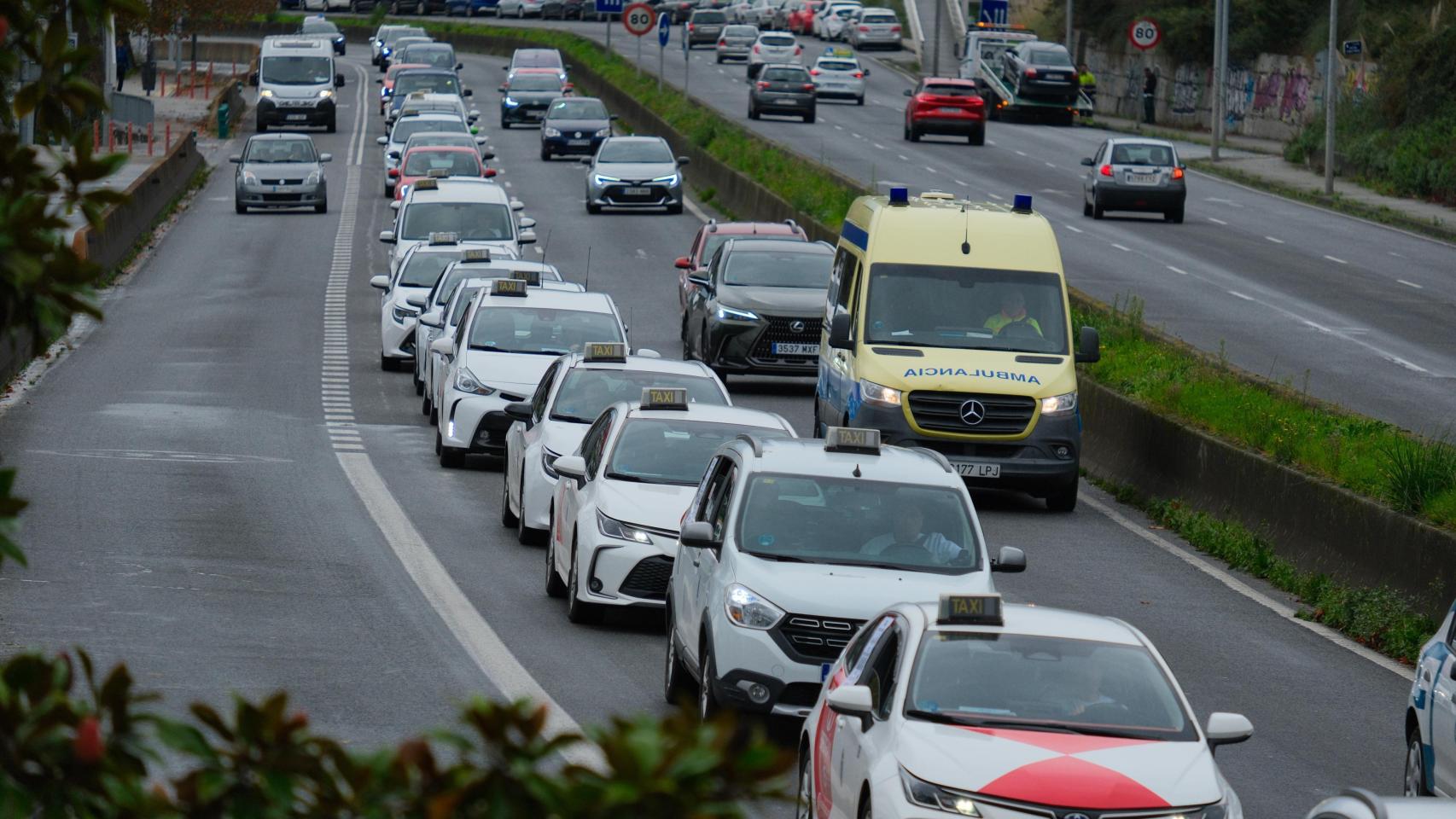 Un centenar de taxistas de A Coruña se movilizan contra los VTC