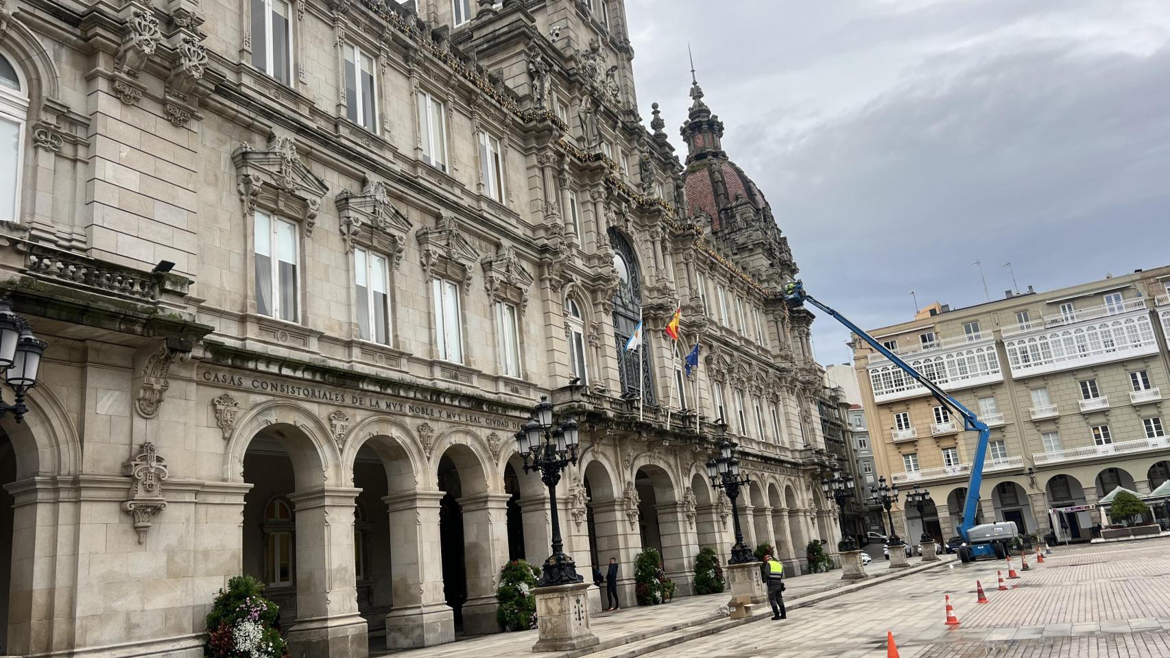 Instante de la instalación de la iluminación de navidad en María Pita.