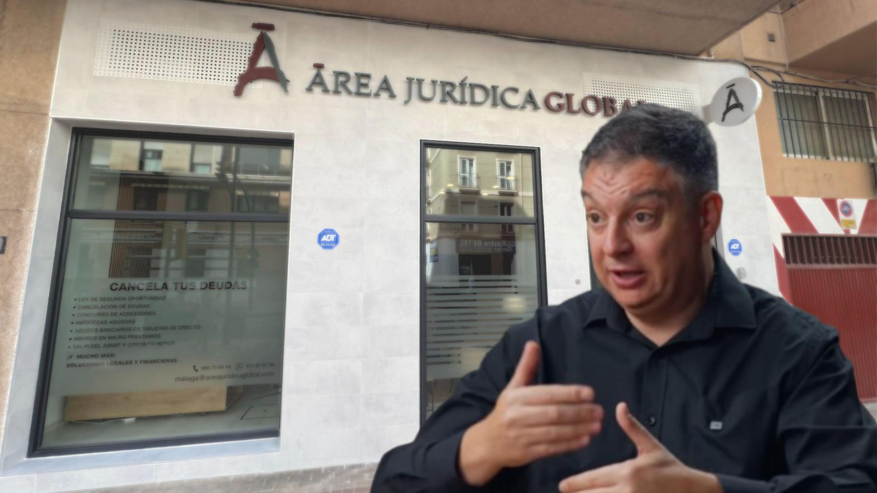 Javier López y una de las sucursales de su firma de abogados