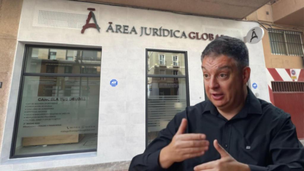 Javier López y una de las sucursales de su firma de abogados