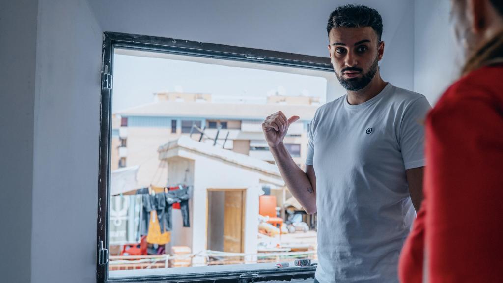 El joven explica temas de vivienda muy discutidos en la sociedad.