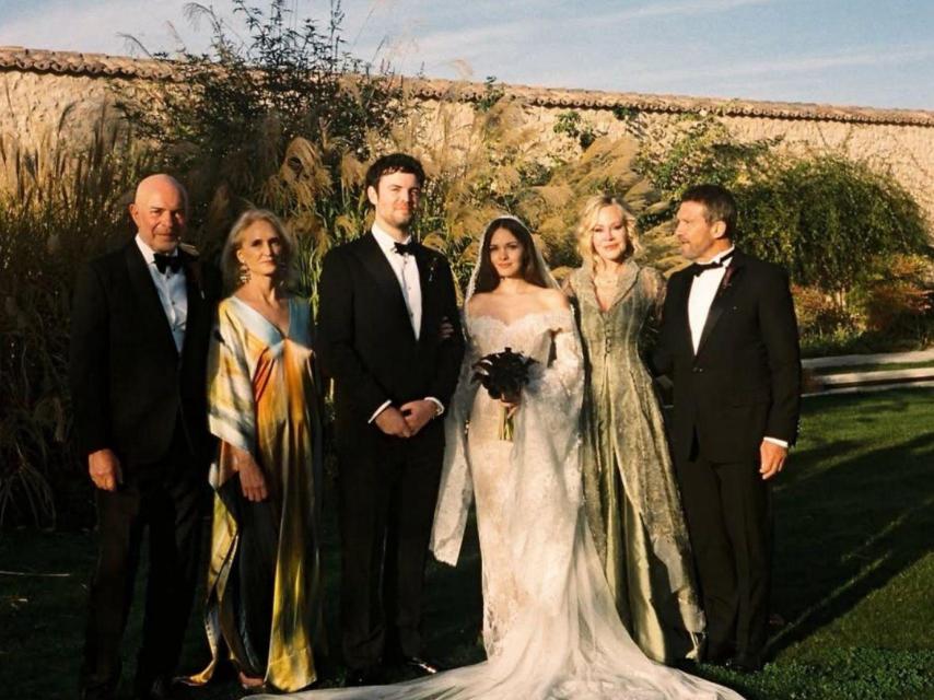 Stella del Carmen, con sus padres y suegros, en su boda con Alex Gruszynski.