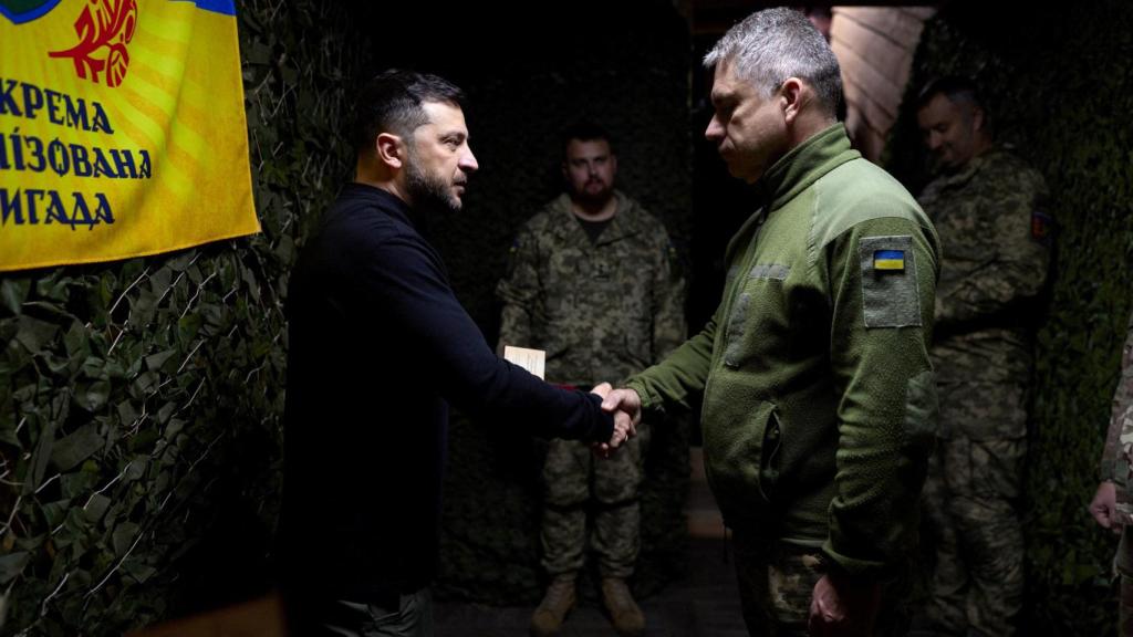 Volodímir Zelenski condecora a un militar ucraniano durante su visita al frente de Zaporiyia este miércoles.