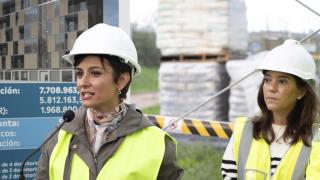 La ministra de Vivienda, Isabel Rodríguez, en las obras de unas viviendas para alquiler asequible, el año pasado.