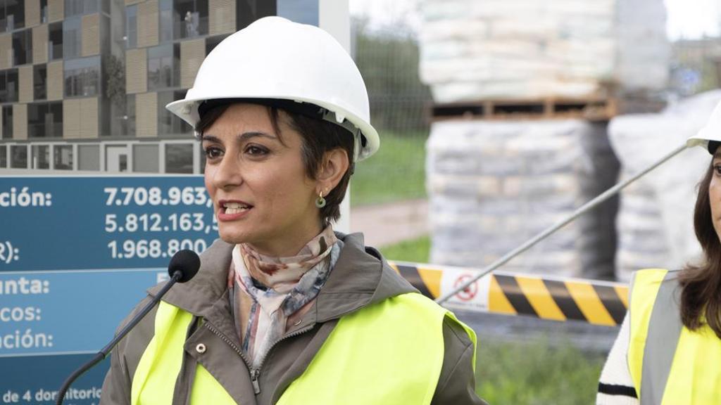 La ministra de Vivienda, Isabel Rodríguez, en las obras de unas viviendas para alquiler asequible.