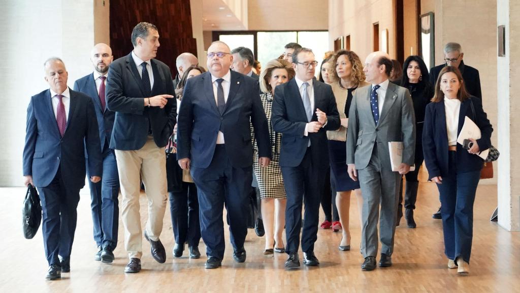 El consejero de Sanidad de la Junta de Castilla y León, Alejandro Vázquez, a su llegada a su comparecencia de este jueves en las Cortes