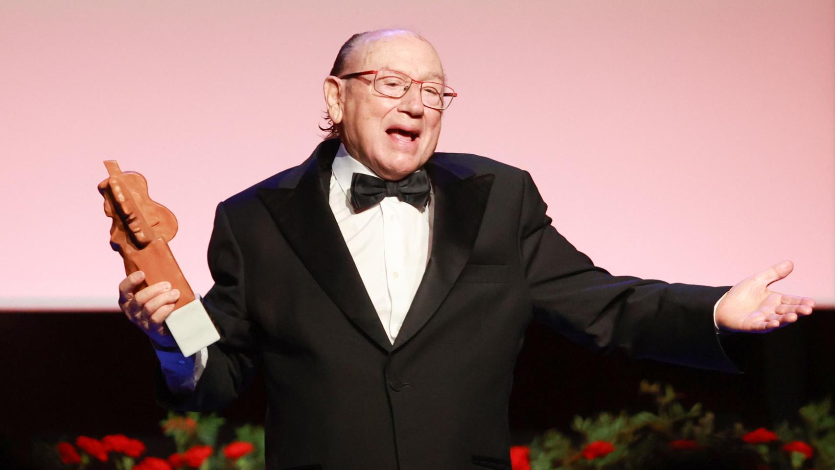 El cantaor Antonio Fernández 'Fosforito' recibe el premio en la primera edición de los Premios del Flamenco Cajasol, en 2004. Foto: Rocío Ruz / Europa Press