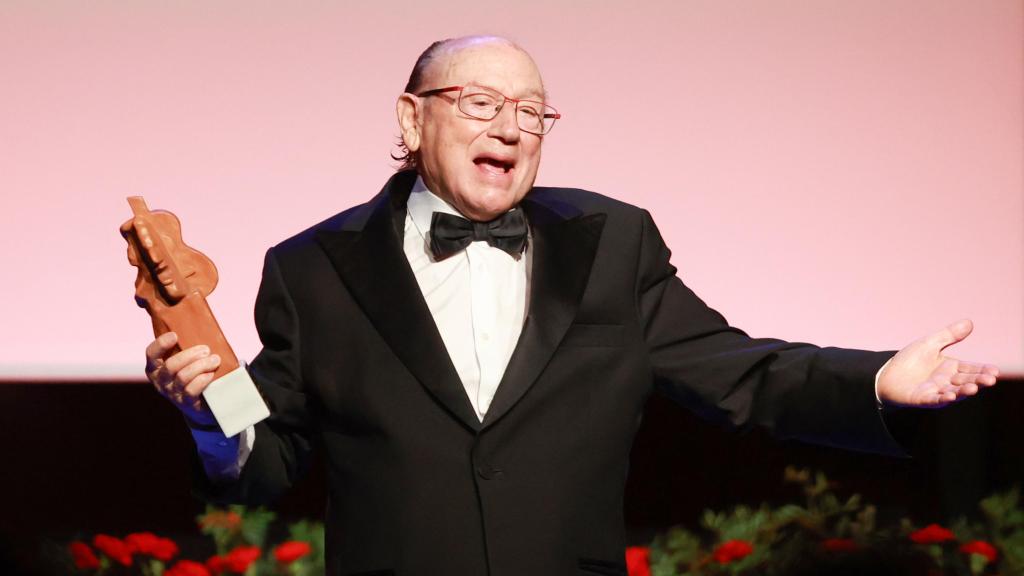 El cantaor Antonio Fernández 'Fosforito' recibe el premio en la primera edición de los Premios del Flamenco Cajasol, en 2004. Foto: Rocío Ruz / Europa Press