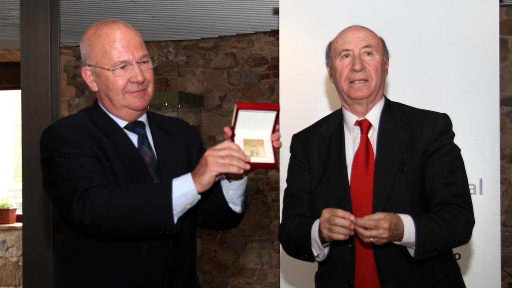 Sebastián Battaner recibiendo la Medalla de Oro de la Fundación Santa María la Real en 2010