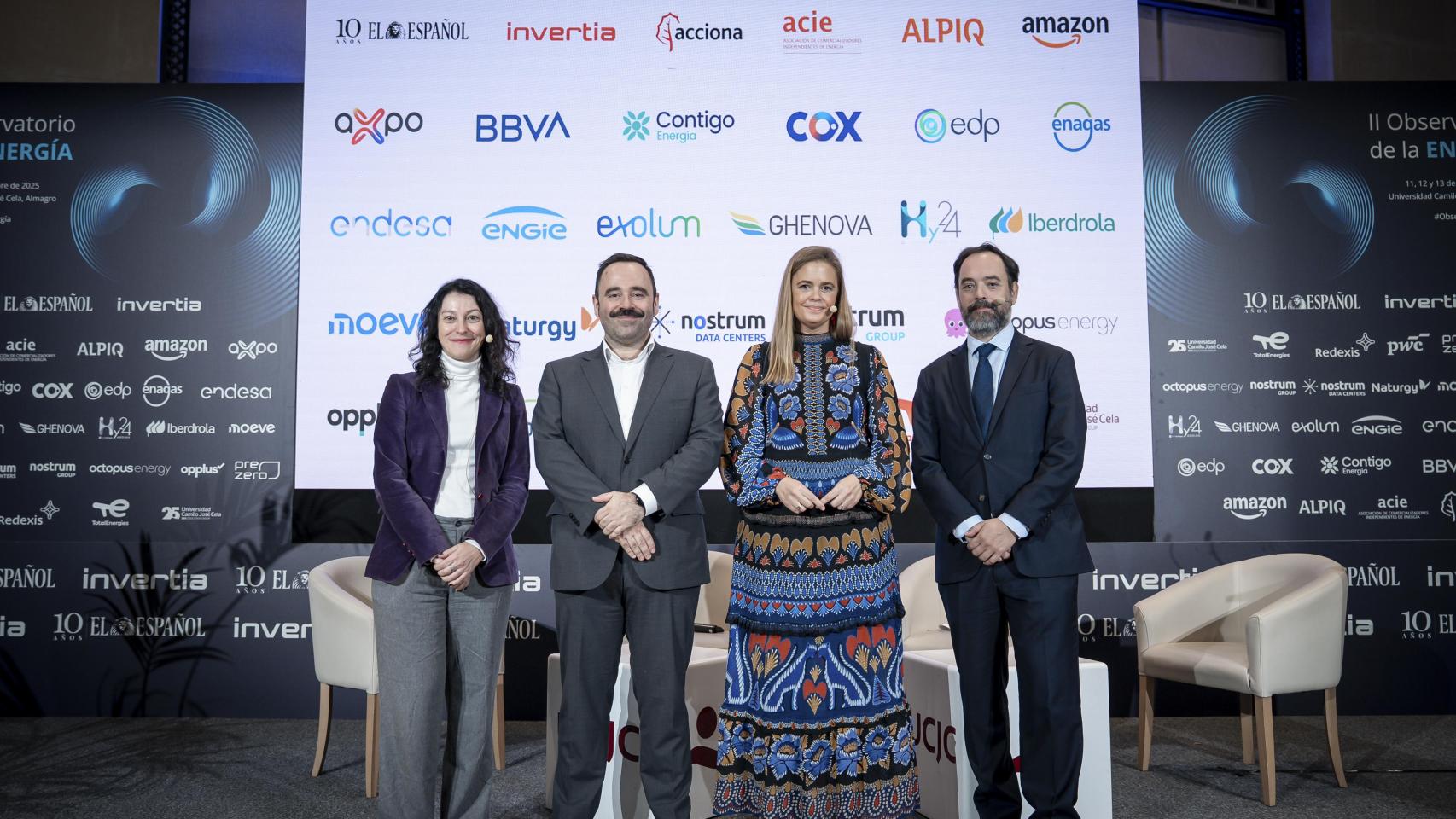 Ester Moya, directora de Relaciones Institucionales en España y Coordinación Regulatoria de Repsol; Eduardo Ortega, redactor jefe de Invertia; María Concepción Hurtado de Mendoza, Regulatory, Public Affairs & Communication manager de Alpiq Energía España; y Pedro González, director general de  la Asociación de Empresas con Gran Consumo de Energía (AEGE) durante el II Observatorio de la Energía organizado por EL ESPAÑOL e Invertia.