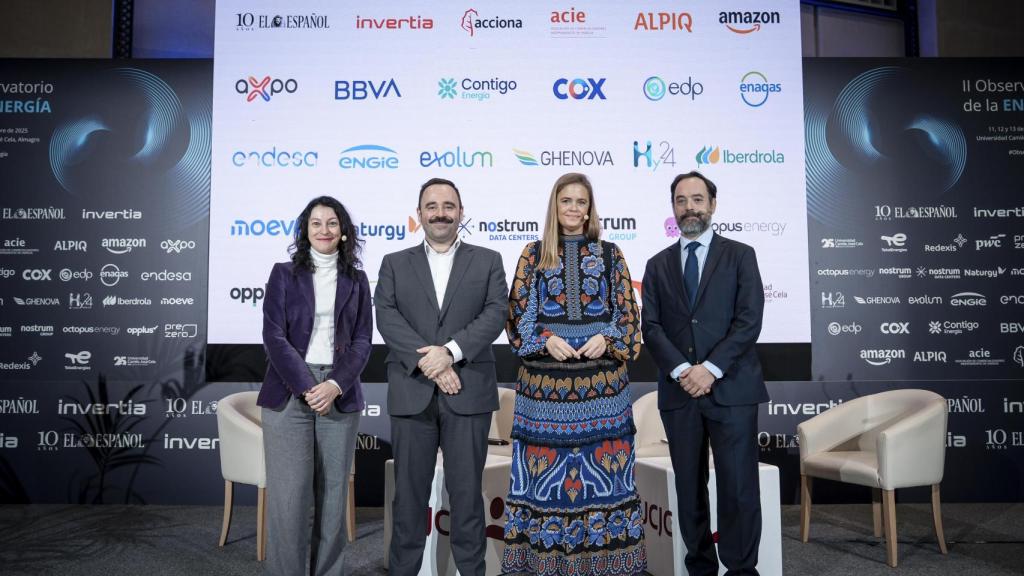 Ester Moya, directora de Relaciones Institucionales en España y Coordinación Regulatoria de Repsol; Eduardo Ortega, redactor jefe de Invertia; María Concepción Hurtado de Mendoza, Regulatory, Public Affairs & Communication manager de Alpiq Energía España; y Pedro González, director general de  la Asociación de Empresas con Gran Consumo de Energía (AEGE) durante el II Observatorio de la Energía organizado por EL ESPAÑOL e Invertia.