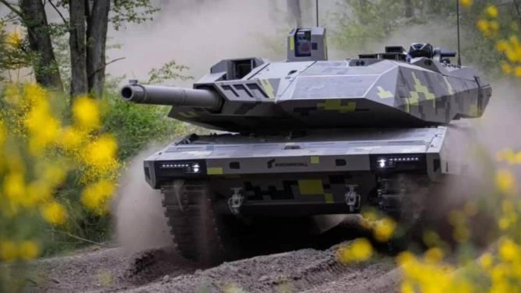 El Panther KF51 integra el cañón de ánima lisa Rh-130 L/52 de 130 mm del Future Gun System y un cargador automático con 20 rondas listas.