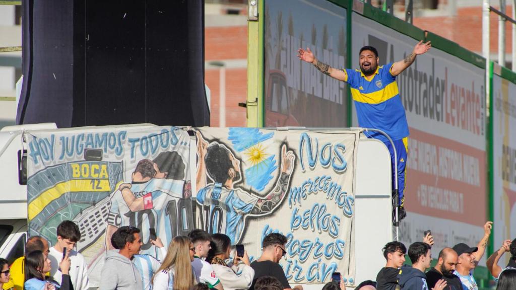 Los aficionados enloquecen ante la llegada de la selección argentina.