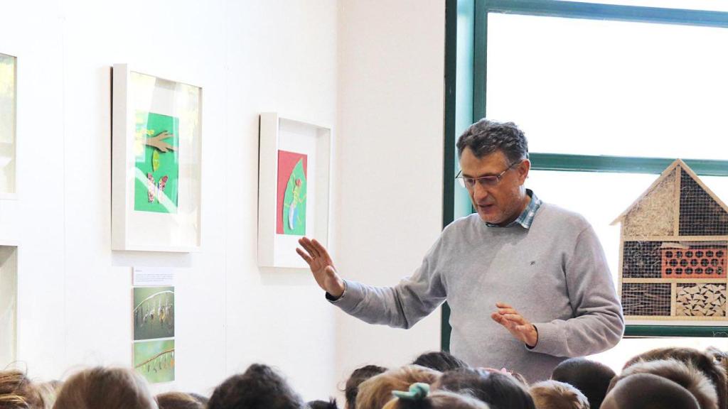 Imagen de Nacho con los más pequeños explicando su brillante proyecto