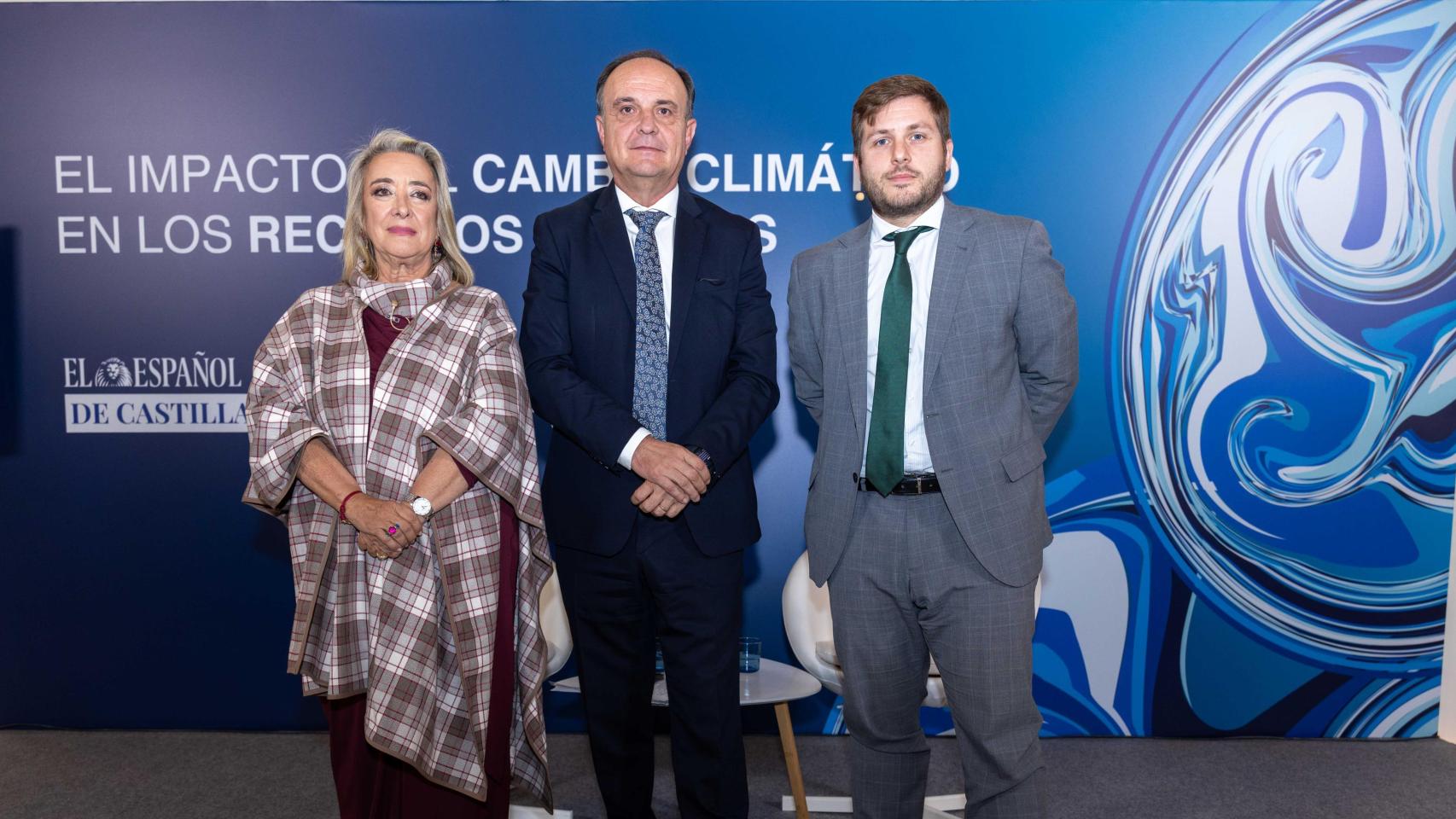 De izquierda a derecha, Esther Esteban, presidenta ejecutiva de EL ESPAÑOL de Castilla-La Mancha; José Claramonte, director general de FACSA; y Nacho Hernando, consejero de Fomento de Castilla-La Mancha.