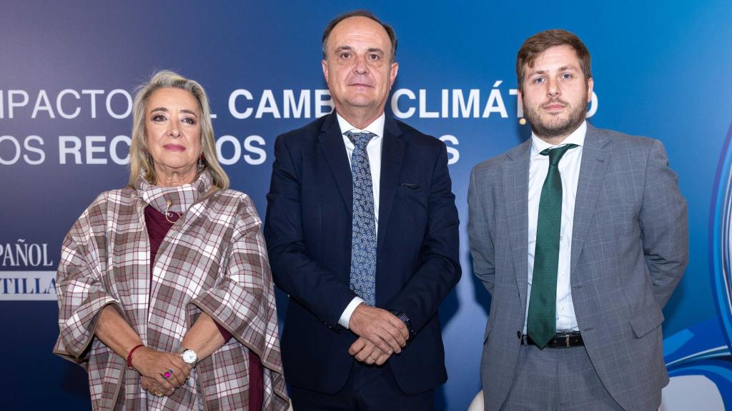 De izquierda a derecha, Esther Esteban, presidenta ejecutiva de EL ESPAÑOL de Castilla-La Mancha; José Claramonte, director general de FACSA; y Nacho Hernando, consejero de Fomento de Castilla-La Mancha.