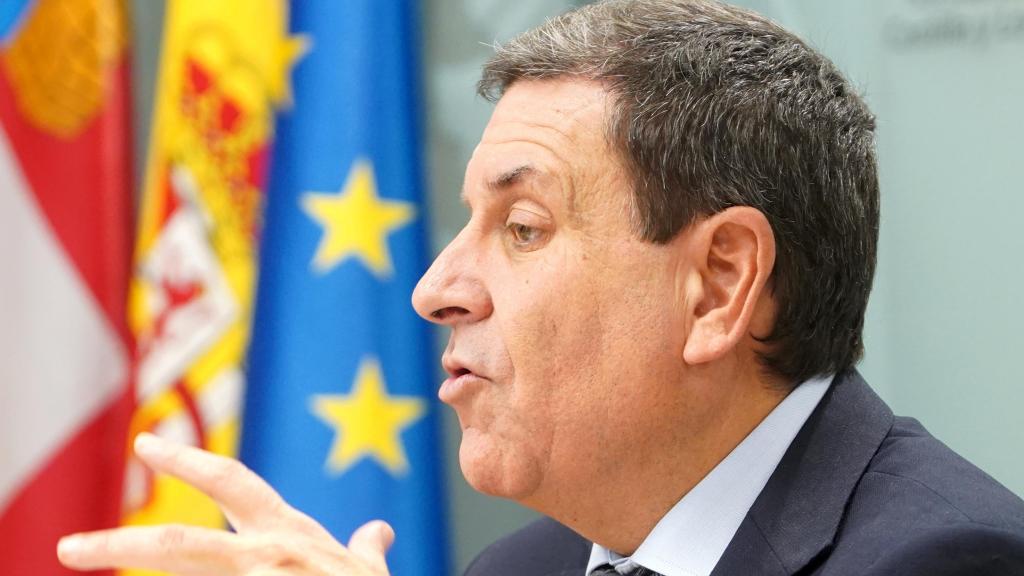 El consejero de Economía y Hacienda y portavoz, Carlos Fernández Carriedo, comparece en rueda de prensa posterior al Consejo de Gobierno.