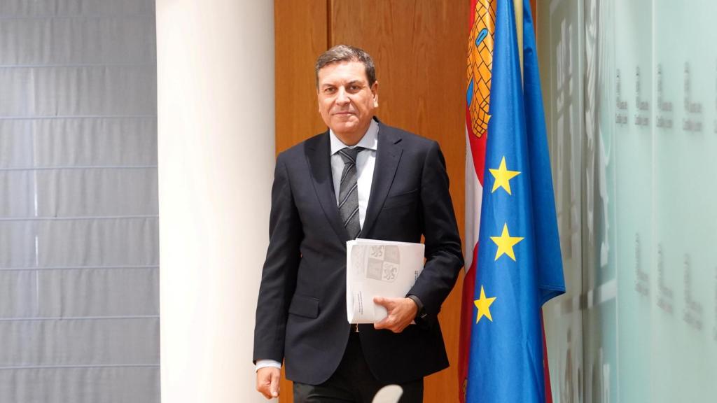 El consejero de Economía y Hacienda y portavoz, Carlos Fernández Carriedo, comparece en rueda de prensa posterior al Consejo de Gobierno.