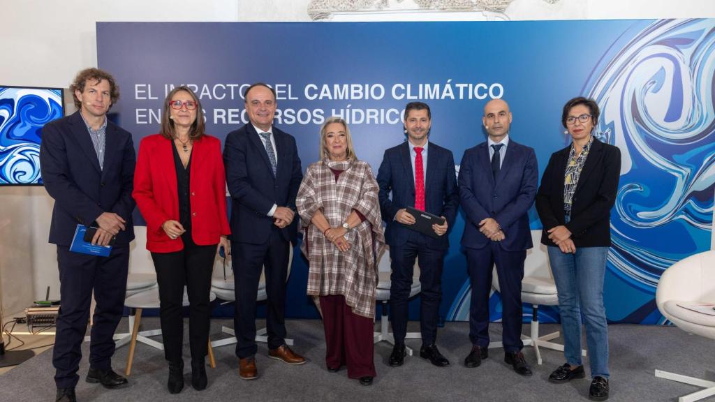 Los participantes en la mesa de debate moderada por Alberto Morlanes.