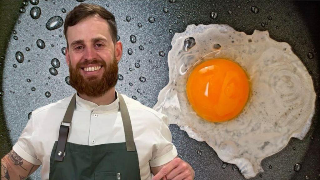 El chef Alfredo Vozmediano junto a unos huevos fritos.