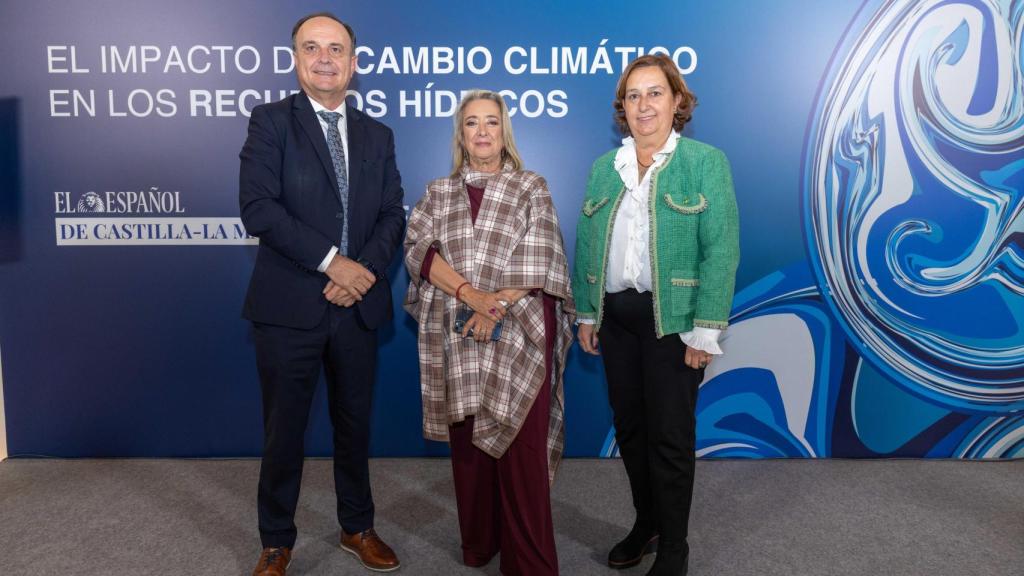 Concepción Cedillo junto a Esther Esteban y José Claramonte.