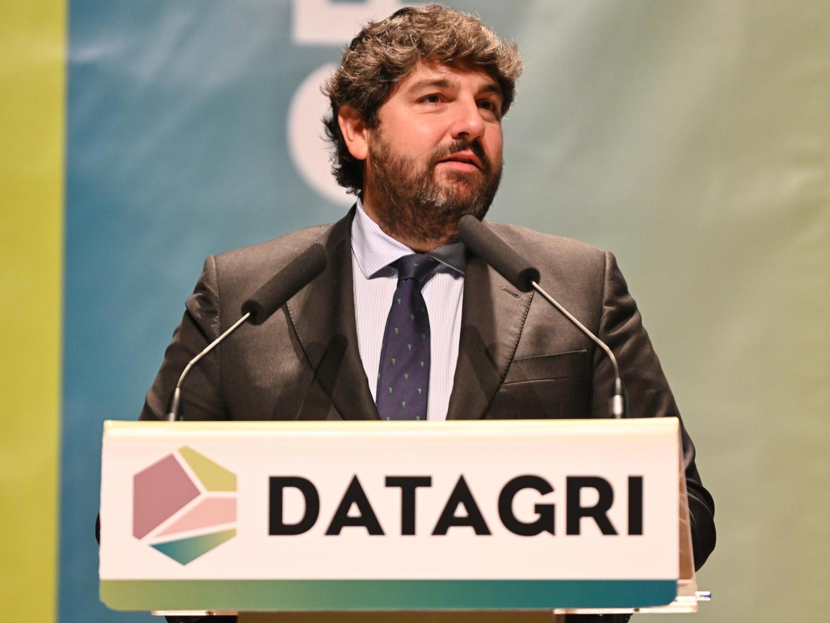 López Miras, interviniendo en el  VIII Foro DATAGRI, celebrado en el Auditorio Víctor Villegas de Murcia.