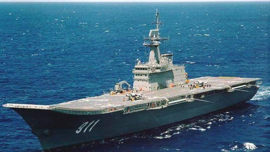 Con un diseño similar al del portaaeronaves español Príncipe de Asturias, el HTMS Chakri Naruebet está equipado con una rampa de despegue de 12° para permitir el uso de aeronaves tipo Harrier.
