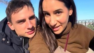 La pareja organiza sus finanzas.