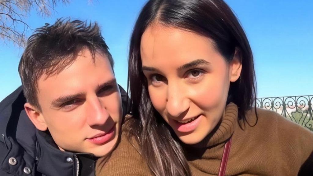 La pareja organiza sus finanzas.