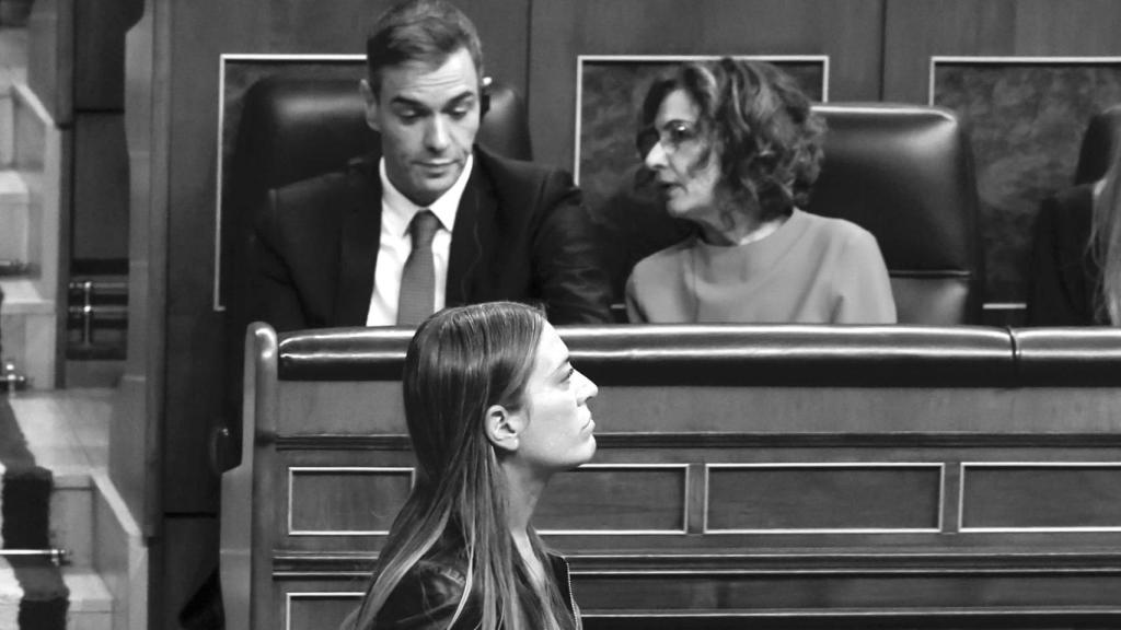 La portavoz de Junts, Míriam Nogueras, pasa ante el presidente del Gobierno, Pedro Sánchez y la vicepresidenta primera y ministra de Hacienda, María Jesús Montero.