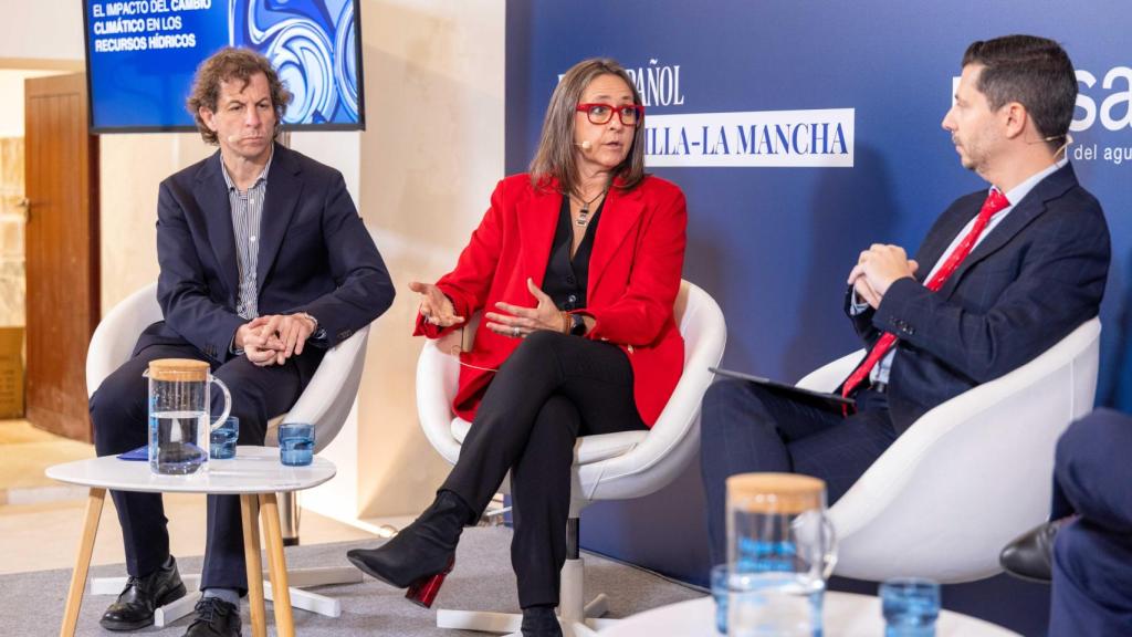 Rubén Lozano, del Ayuntamiento de Toledo, y Monserrat Muro, de la Agencia del Agua de Castilla-La Mancha, junto al director de EL ESPAÑOL de Castilla-La Mancha, Alberto Morlanes.