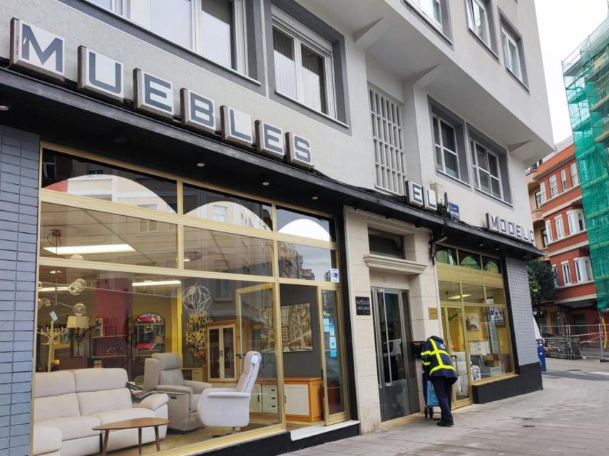 El bajo de Muebles El Modelo, en la calle Monforte de A Coruña.