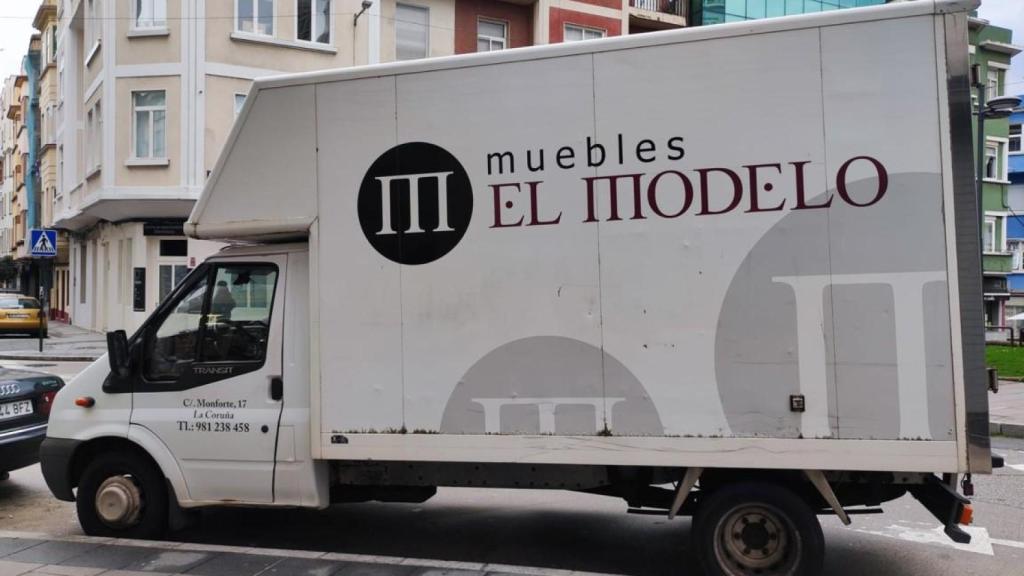 Un camión de Muebles El Modelo.