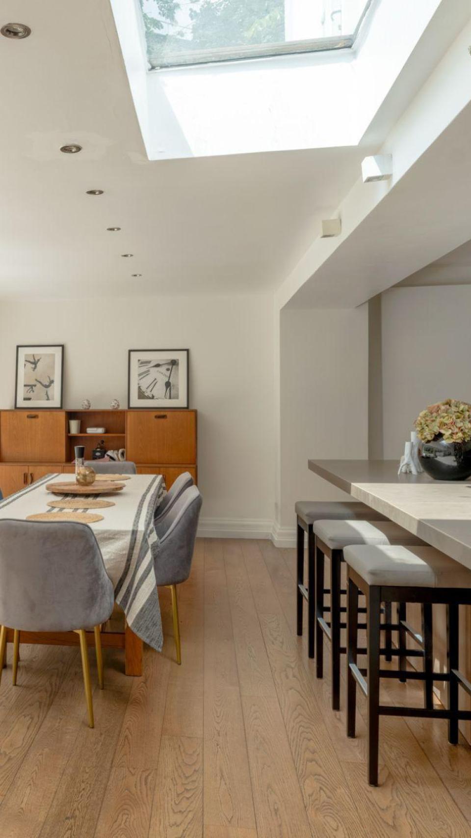 La casa, construida en el siglo XIX, cuenta con seis dormitorios y cuatro baños.