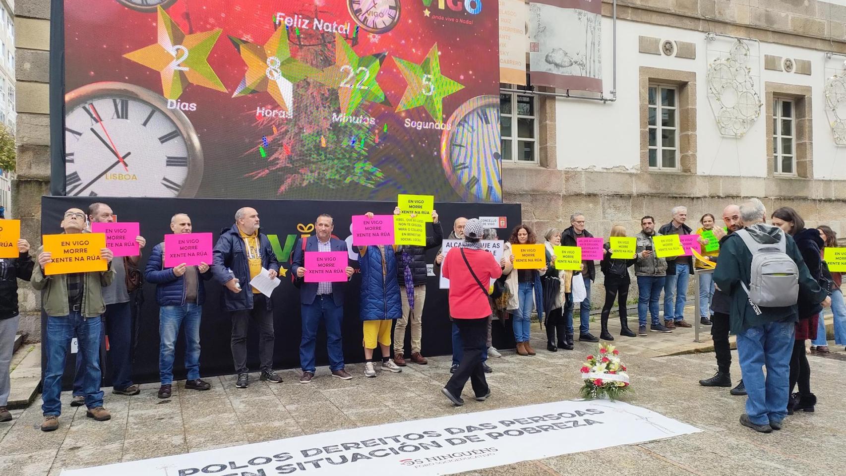 Concentración convocada por el foro socioeducativo Os Ninguéns de Vigo, tras la muerte de otras dos personas sin hogar en la ciudad.