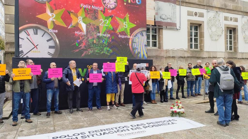 Concentración convocada por el foro socioeducativo Os Ninguéns de Vigo, tras la muerte de otras dos personas sin hogar en la ciudad.