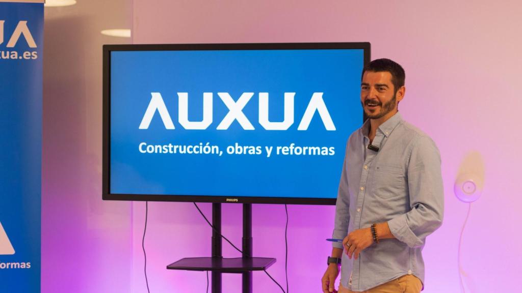 Germán Alexander Herretes habla de su empresa, Auxua, en un acto.