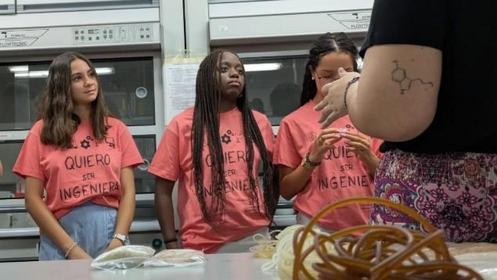 Alumnas de secundaria en un taller de ingeniería organizado por la Universidad de Alicante.