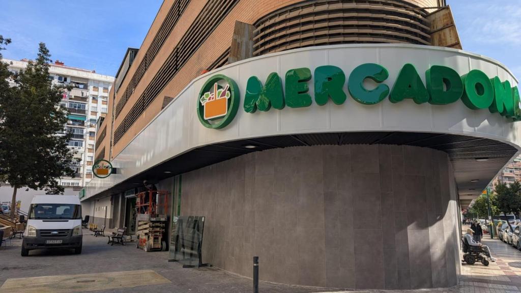 Trabajadores en el supermercado Mercadona de La Luz culminando detalles.