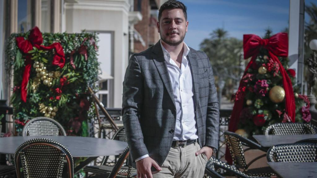 Pedro Romero en la terraza de Teselas, sobre la Explanada de Alicante y decorada para Navidad.